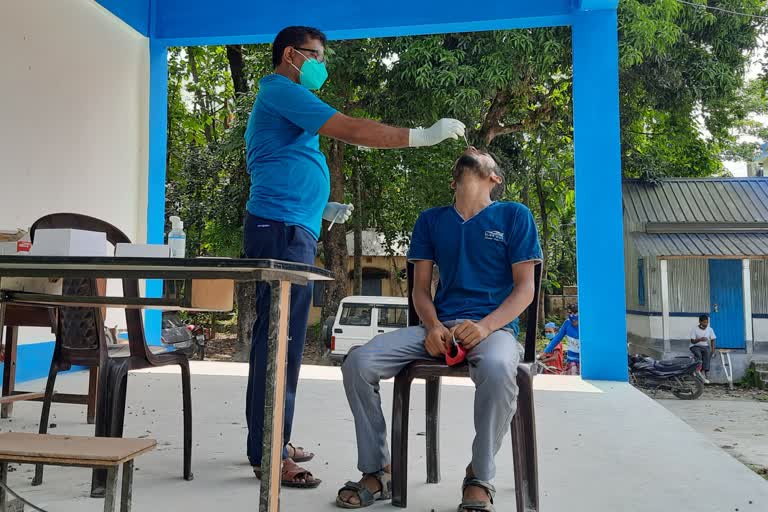 পিপিই কিট না পরেই লালার নমুনা সংগ্রহের ছবি প্রকাশ্যে আসতেই ভাইরাল