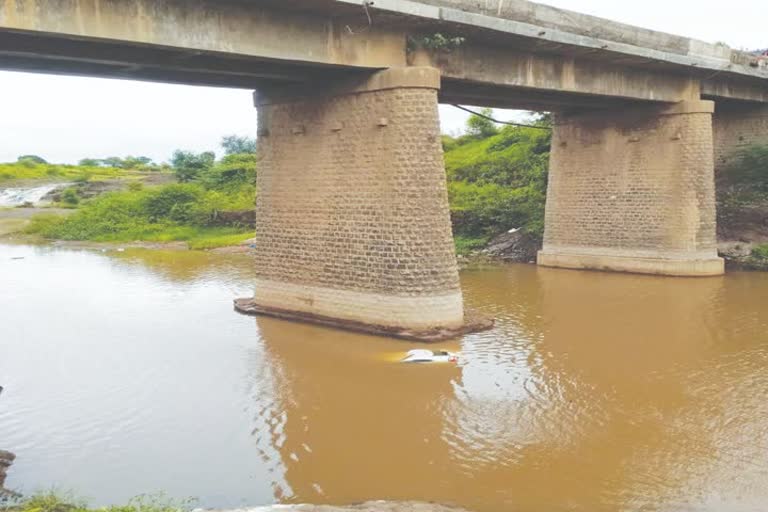 two injured due to car collapsed in raigan river at nandurbar