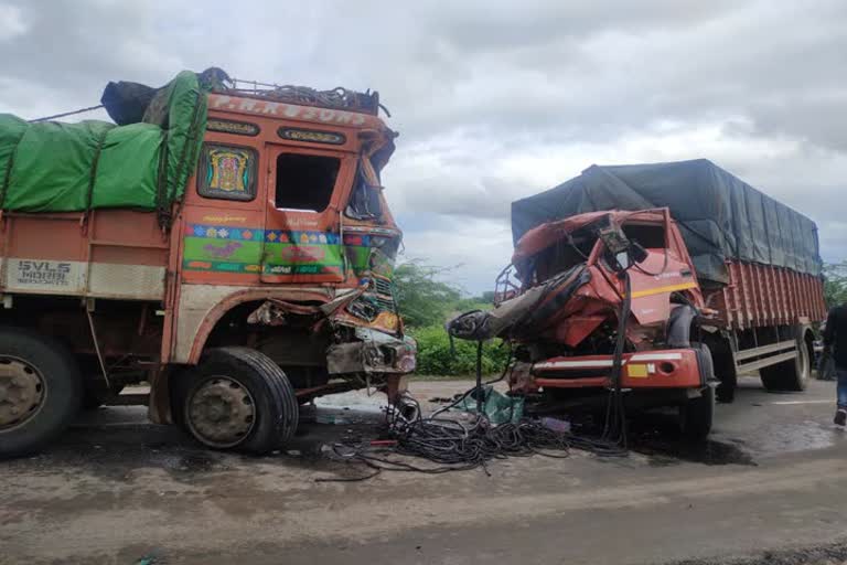 truck and eicher accident at dhule