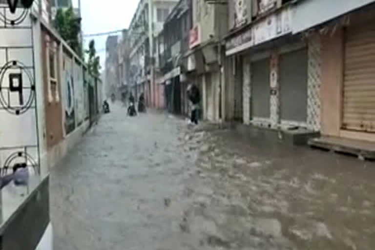 Heavy rainfall Rains in Gujarat gujarat floods water logging ഷെത്രുഞ്ചി നദി കർഷകൻ ഇടിമിന്നലേറ്റ് മരിച്ചു വൻ നാശനഷ്ടവും ആൾനാശവും