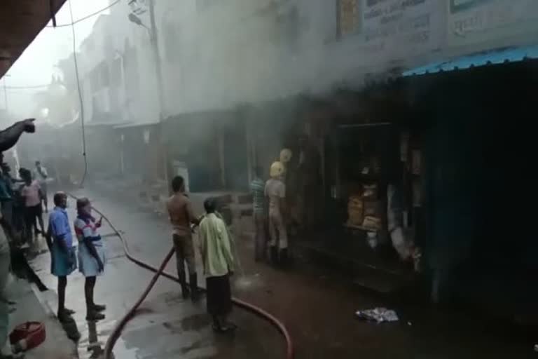 Fire at supermarket: 5 lakhs worth of goods burned!