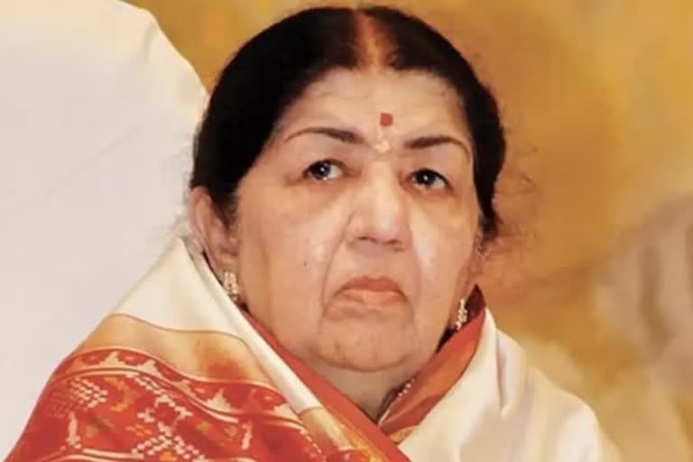 Lata Mangeshkar in Mumbai Breach Candy Hospital