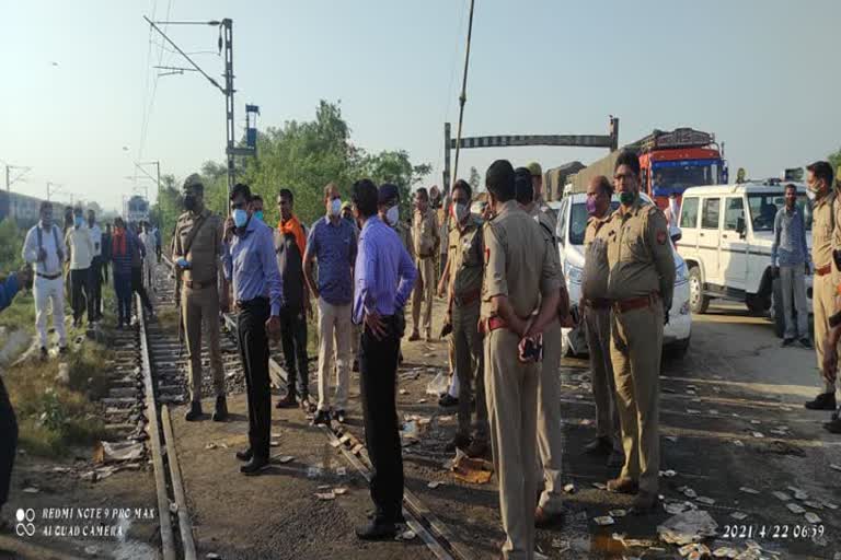 ഉത്തര്‍പ്രദേശില്‍ ട്രെയിന്‍ അപകടം : 5 മരണം several injured as train rams into truck Train truck accident in Shahjahanpur Shahjahanpur accident news Five killed after train collided with truck ഉത്തര്‍പ്രദേശില്‍ ട്രെയിന്‍ അപകടം ഉത്തര്‍പ്രദേശ് അപകടം മരണം Five killed several injured as train rams into truck