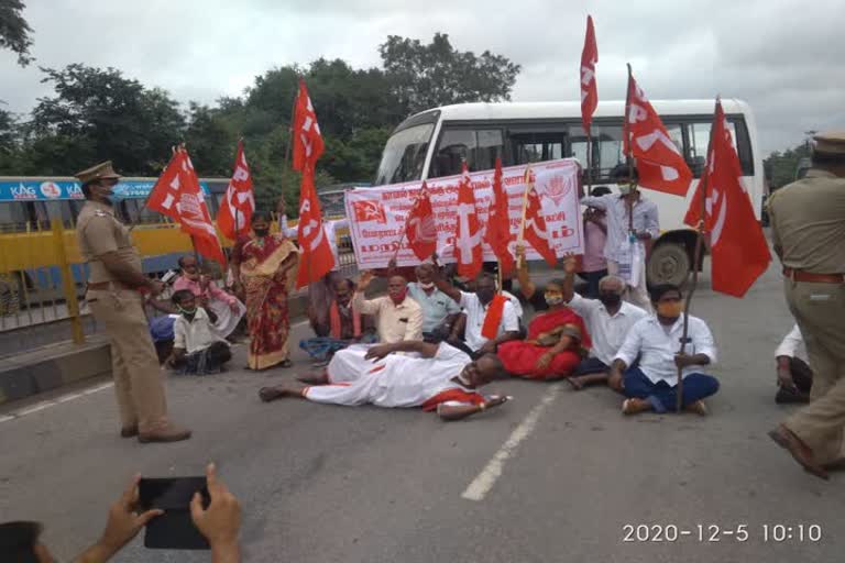 வேளாண் சட்டத்திற்கு எதிராக நடுரோட்டில் படுத்து போராட்டம்...   