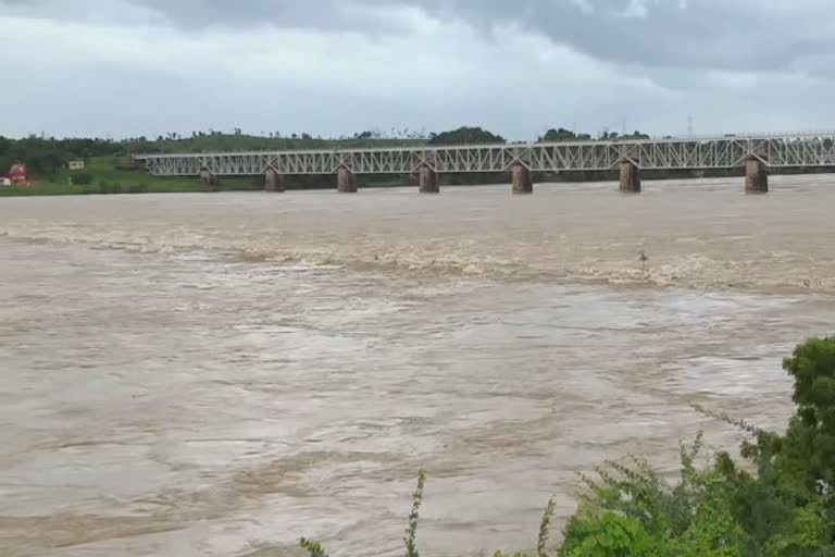 narmada river water level rises