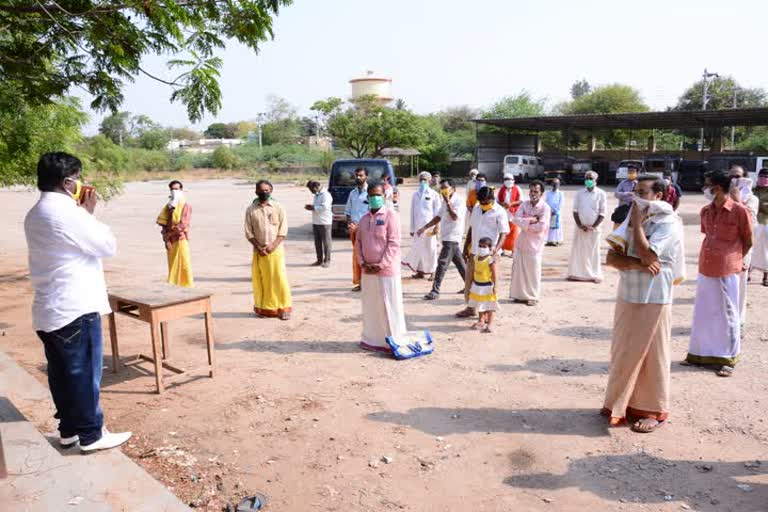 Bellary Temple priests