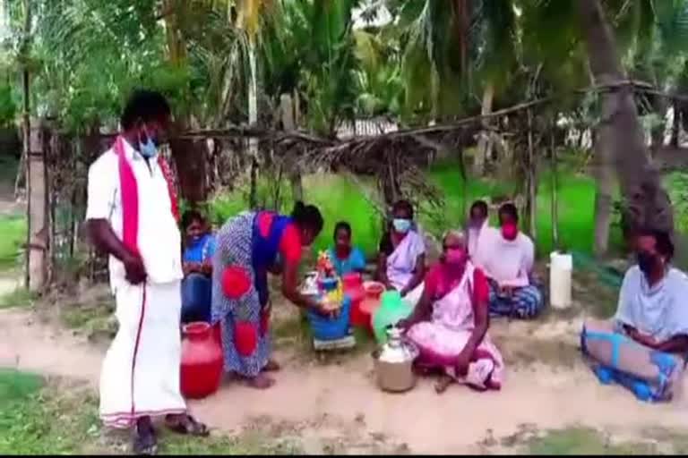 குடிநீரின்றி தவிக்கும் பொதுமக்கள்: குழாய்க்கு மாலை அணிவித்து போராட்டம்!