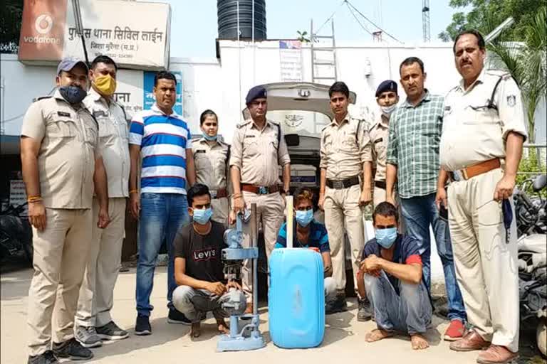 पुलिस ने शराब बनाने की छोटी फैक्ट्री पकड़ी