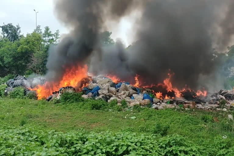 தாம்பரம் அடுத்த மண்ணிவாக்கம் நெடுஞ்சாலை ஓரம் மருத்துவக் கழிவு குப்பைகளை கொட்டிவிட்டு தீயிட்டு சென்ற மர்ம நபர்கள்