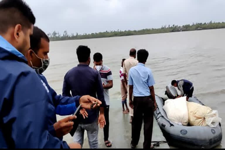 Indian Navy Relief Ops in West Bengal in aftermath of Cyclone Yaas Cyclone Yaas West Bengal Indian Navy യാസ് ചുഴലിക്കാറ്റ്; ദുരിതാശ്വാസ പ്രവര്‍ത്തനത്തില്‍ ഏര്‍പ്പെട്ട് ഇന്ത്യന്‍ നേവി യാസ് ചുഴലിക്കാറ്റ് ഇന്ത്യന്‍ നേവി