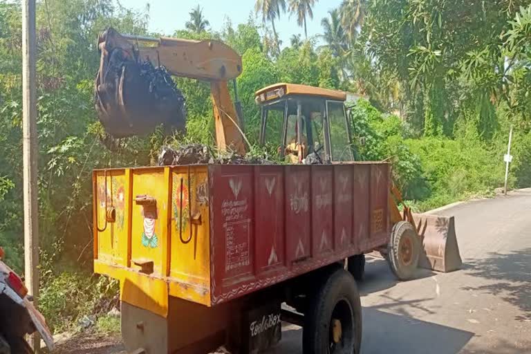 ஈரோடு அருகே குடியிருப்புப் பகுதியில் கழிவு நீரை சுத்தம் செய்யாததால் பொதுமக்கள் சுத்தம் செய்தனர்