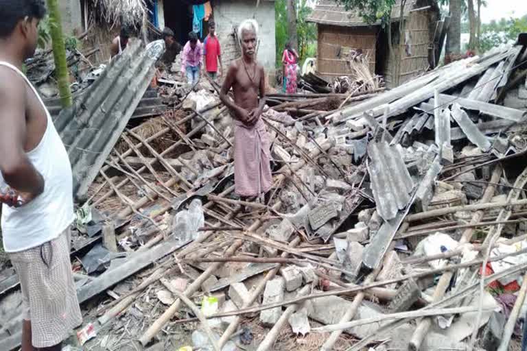 6 people injured due to house collapse