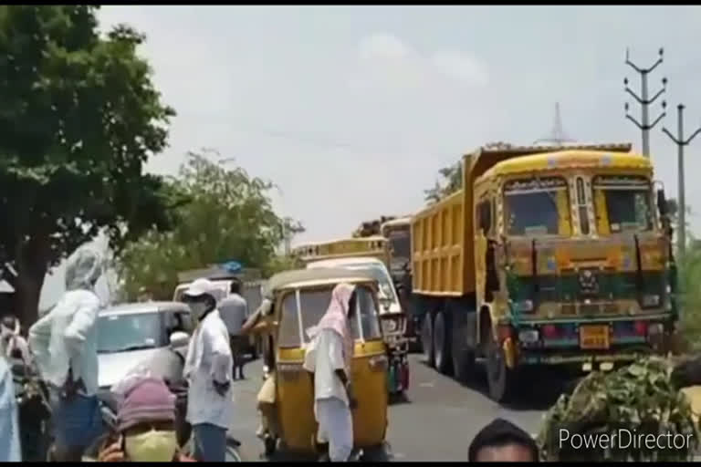 farmers unhappy on vadaparthy grain purchase centers, farmers protest 