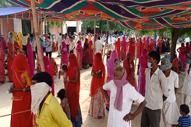 जालोर की खबर, रानीवाड़ा की खबर, सरनाऊ पंचायत समिति, मतदान कर रहे मतदाता, Jalore news, Raniwara news, Sarnau Panchayat Samiti, voters voting