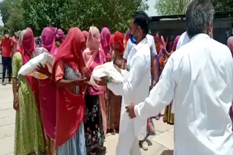 पोकरण में राशन वितरण, Ration distribution in Pokaran