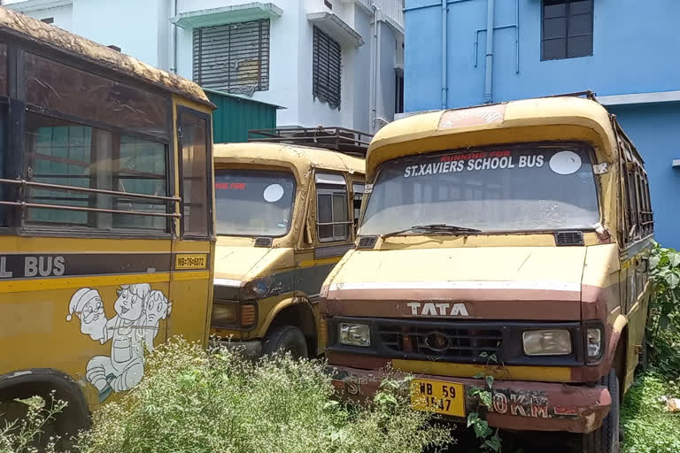 করোনায় স্কুল বন্ধে পড়ে নষ্ট বাস, সমস্যায় মালিকরা