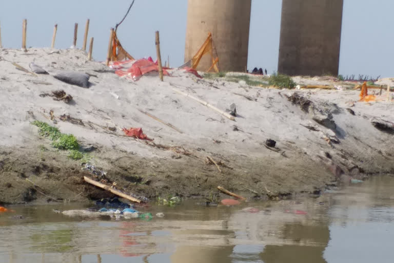 Prayagraj: Ganges water reaches shallow graves in sand