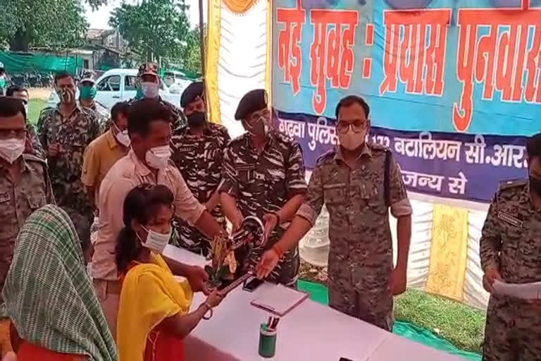 2-girls-of-maoist-organization-surrendered-in-garhwa