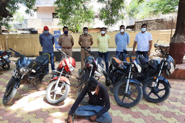 Vaijapur police caught the thief who stole nine two-wheelers