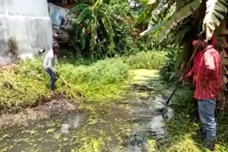 Cleaning the drain of Sitamarhi area