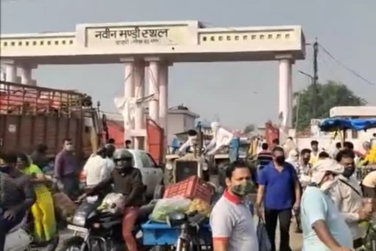 violation of corona protocol in naveen vegetable market in dadri noida