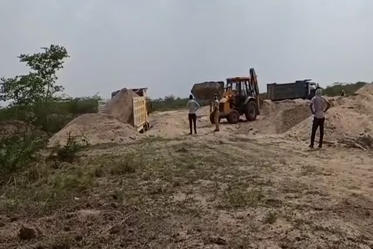 एसआईटी टीम ने अवैध बजरी स्टाॅक जब्त, SIT team seized illegal gravel stock