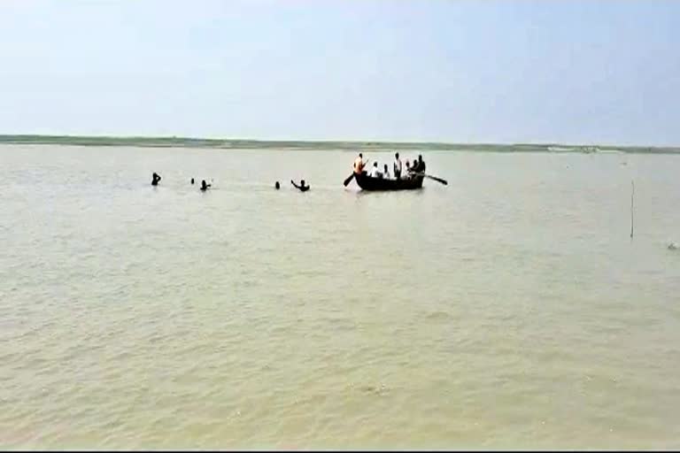 oat laden with sand capsizes in Ganga