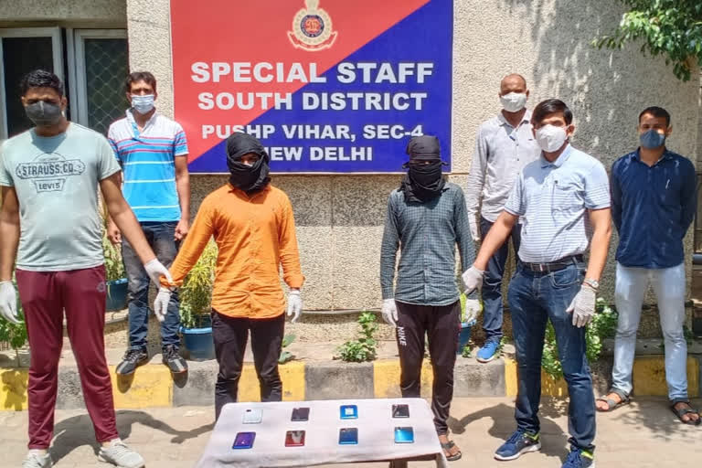 south delhi special staff team arrested two snatchers