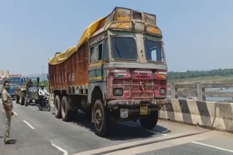 ବୁର୍ଲା ମହାନଦୀ ବ୍ରିଜରେ ମର୍ମନ୍ତୁଦ ସଡକ ଦୁର୍ଘଟଣା