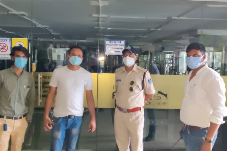 Police sealed the gym running in closed shutter in Indore, case registered against gym operator