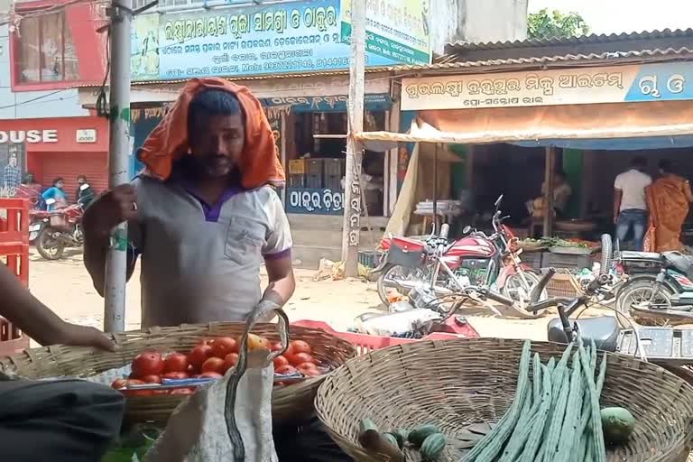 ରାଜସୁନାଖଳା ବଜାରରେ ନାହିଁ କଟକଣା, ଦିନ 11ଟା ପରେ ବି ଖୋଲୁଛି ପରିବା ଦୋକାନ