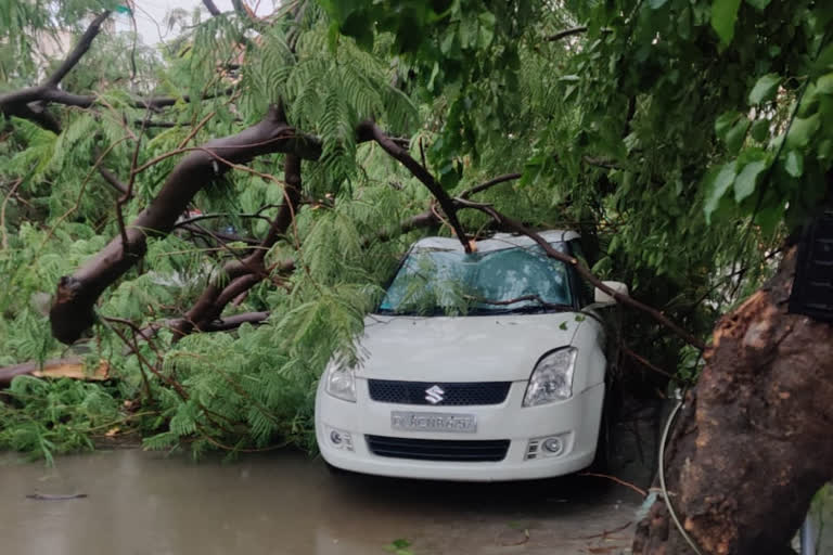 तेज हवाओं के बाद बारिश