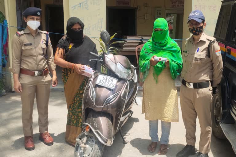 haridwar news  haridwar smack smuggler arrest  smack smuggler arrest  haridwar mother and daughter arrest with smack  mother and daughter arrest with smack  haridwar mother and daughter arrest  haridwar police  हरिद्वार में स्मैक के साथ मां-बेटी गिरफ्तार  हरिद्वार न्यूज  हरिद्वार स्मैक तस्कर गिरफ्तार  हरिद्वार में मां-बेटी गिरफ्तार  स्मैक के साथ मां-बेटी गिरफ्तार  मां-बेटी गिरफ्तार  हरिद्वार स्मैक  mother and daughter arrest