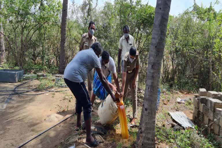 தென்னிலை அருகே 200 லிட்டர் சாராய ஊறல் பதுக்கல்; ஒருவர் கைது