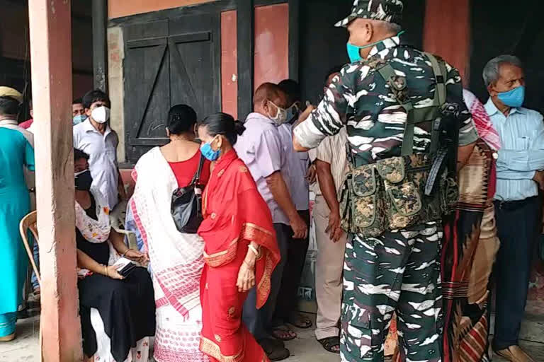 as_ngn_tense-situation-in-nagaon-covid-vaccine-centre-etv-bharat-news_vis_7203829