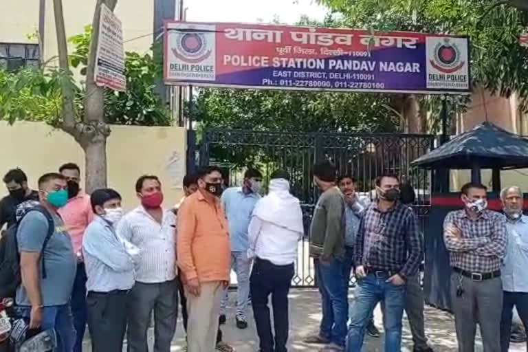 The relatives of the sub-inspector siege the police station in East Delhi