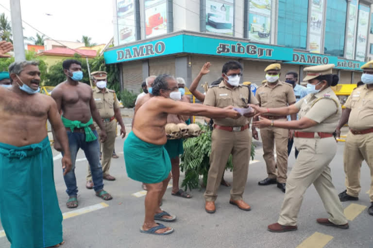 வேளாண் சட்ட நகலை எரிக்க முயன்ற விவசாயிகள்