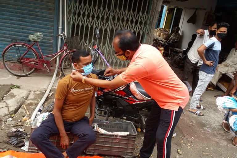 BJP MLA of coochbehar south distributes mask at market place