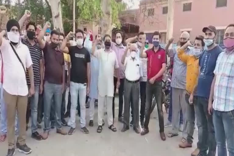 Protest: ਵੱਧ ਫੀਸ ਵਸੂਲਣ ਕਾਰਨ ਮਾਪਿਆਂ ਨੇ ਨਿਜੀ ਸਕੂਲ ਖ਼ਿਲਾਫ਼ ਕੀਤਾ ਪ੍ਰਦਰਸ਼ਨ