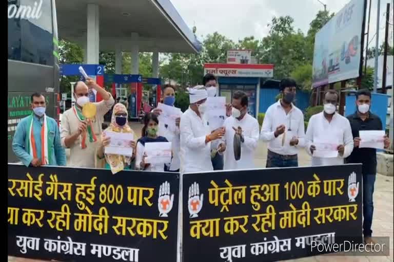 congress protest against rising prices of petrol diesel