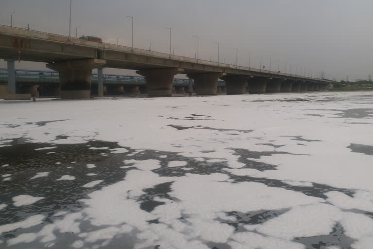 foam in delhi yamuna