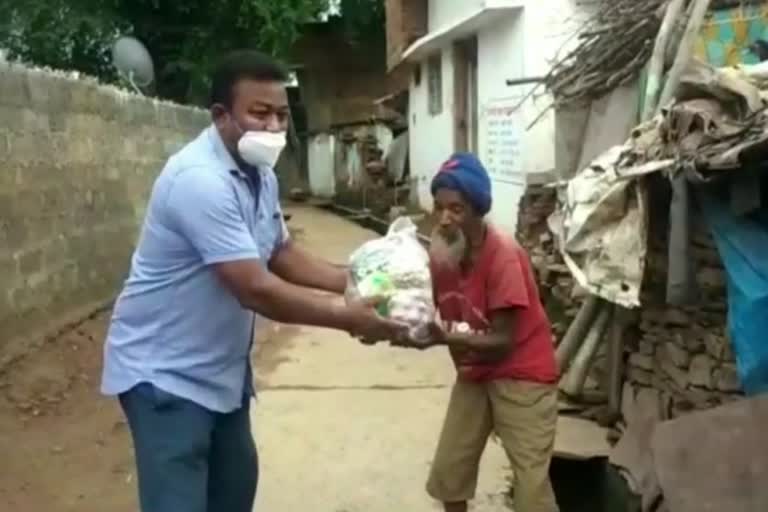 councilor Rajesh Rai helped the needy during lockdown in jagdalpur