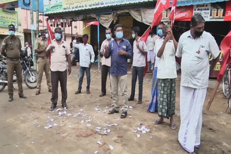 சட்ட மசோதாவை கிழித்து மார்க்சிஸ்ட் கம்யூனிஸ்ட் கட்சியினர் போராட்டம்!