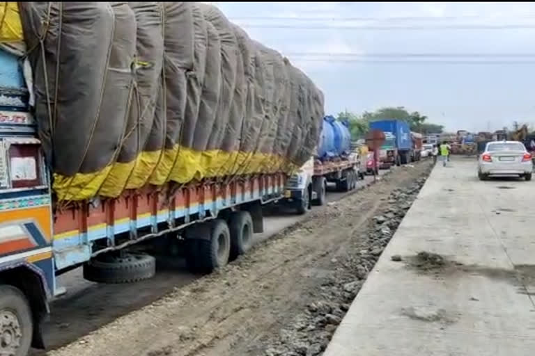 Akola-Hyderabad highway slow working