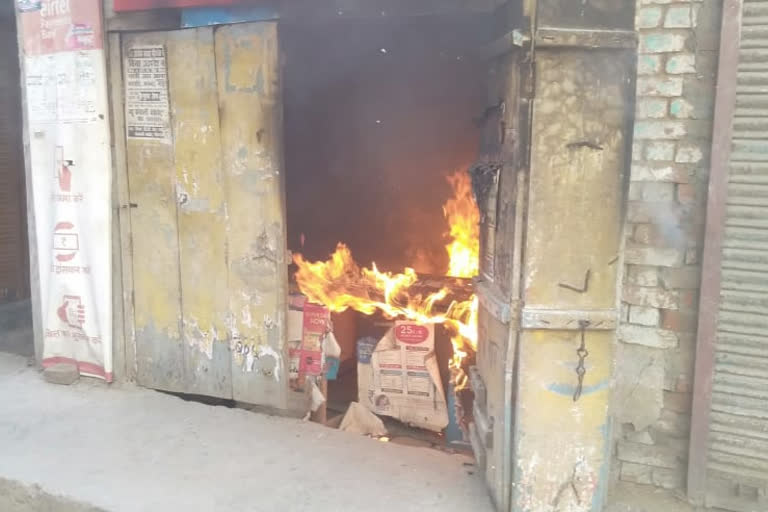 मीरगंज में मोबाइल की दुकान में आग से लाखों रुपये के मोबाइल व अन्य उपकरण जलकर राख