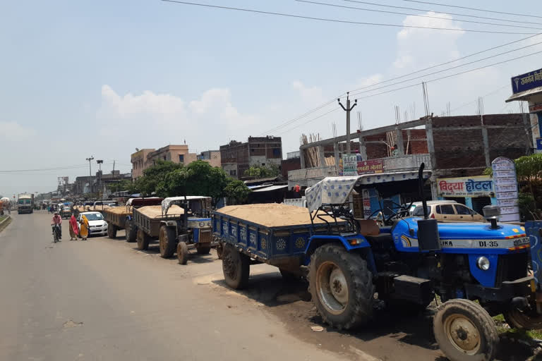 Police siezed 5 tractors loaded with illegal sand in dhanbad