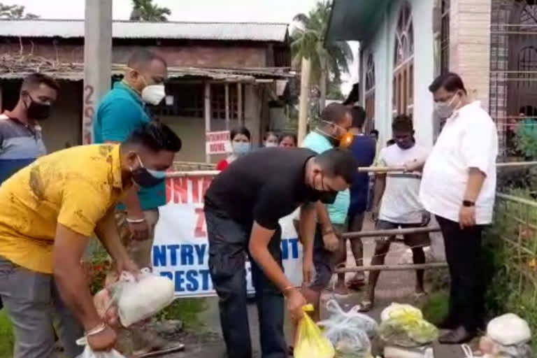 Rakibul_hussain_food_distribution_at_samguri