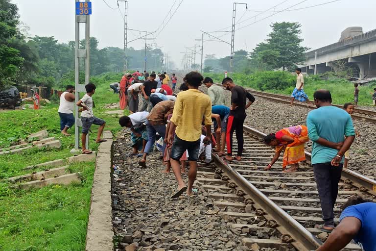 चलती ट्रेन से फेंका गांजा