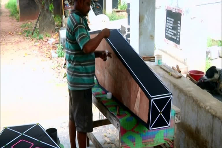 Demand for coffins increases in Coimbatore amid second COVID-19 wave  കോയമ്പത്തൂർ  കൊവിഡ് രണ്ടാം തരംഗം  ശവപ്പെട്ടികൾ  കോയമ്പത്തൂർ സ്വദേശി രവി ശവപ്പെട്ടി വാർത്ത