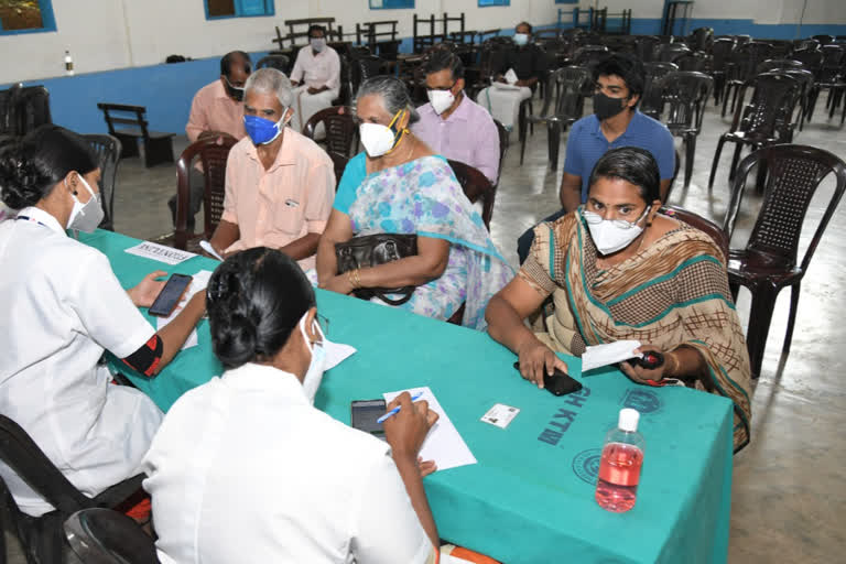 New arrangement in Kottayam district to avoid congestion at vaccination centers  വാക്സിനേഷന്‍ കേന്ദ്രങ്ങളിലെ തിരക്ക് ഒഴിവാക്കാന്‍ കോട്ടയം ജില്ലയില്‍ പുതിയ ക്രമീകരണം  വാക്സിനേഷന്‍ കേന്ദ്രം  vaccination center  കോട്ടയം മുനിസിപ്പാലിറ്റി  വാക്‌സിൻ  കൊവിഡ് വാക്സിനേഷന്‍